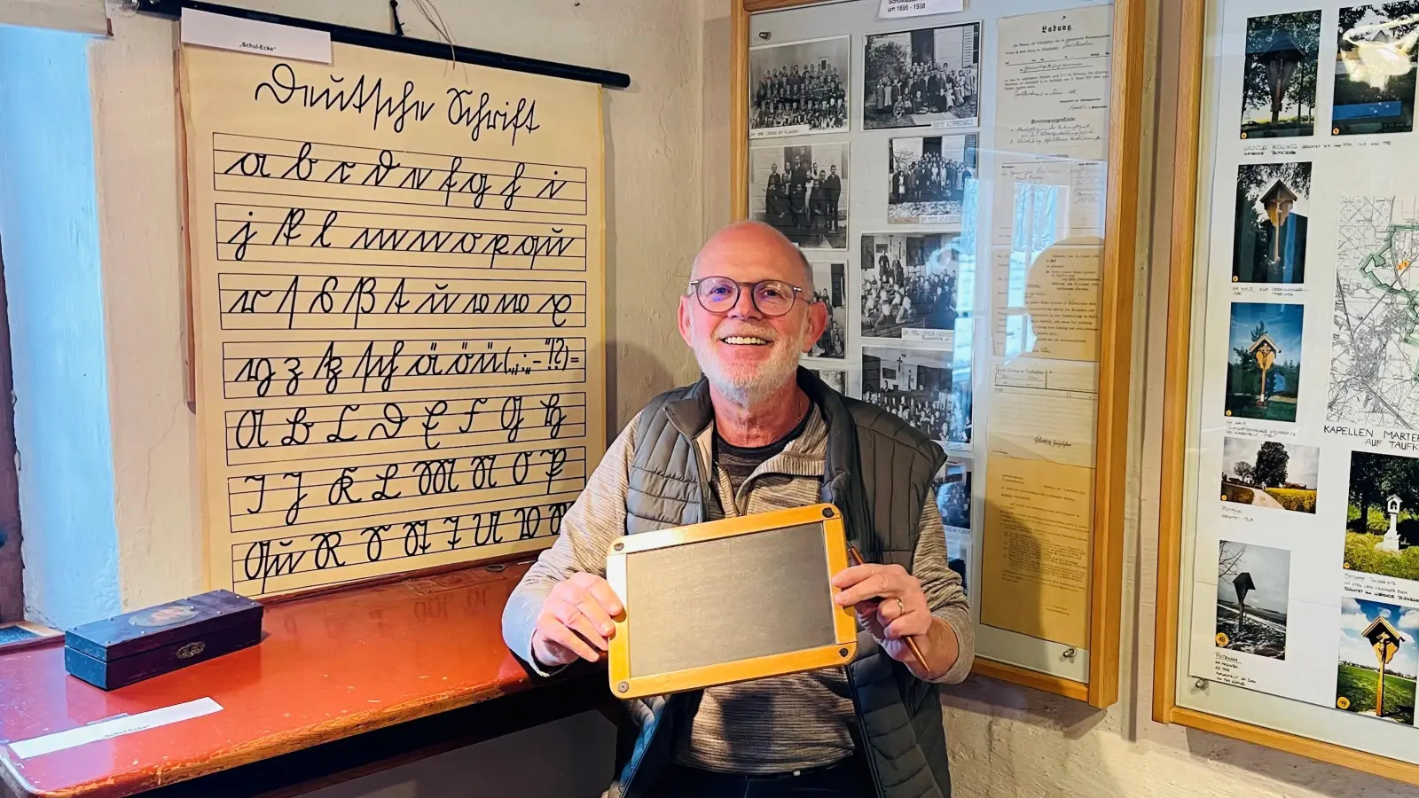 Heimatpfleger Michael Müller präsentiert die „Schulecke” des Museums, die zeigt, wie damals Kinder unterrichtet wurden. (Foto: hw)