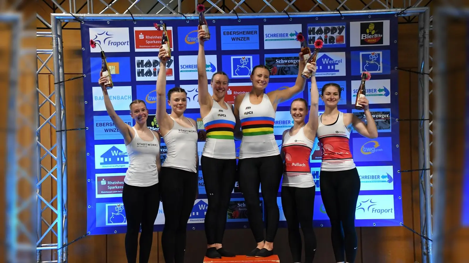 Auf dem Siegerpodest: Die Sportlerinnen vom RSV Knetterheide (1. Platz), RSF Bonn-Duisdorf (2. Platz) und RSV Pullach (3. Platz). (Foto: Andreas Steger)