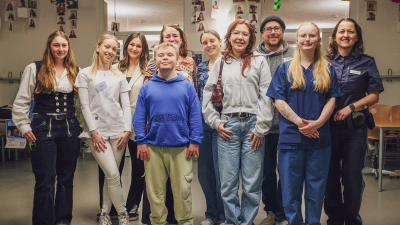 Eine glückliche Ruth Lorbacher vom Schulleitungsteam (hinten Mitte) neben Organisator Philipp Reiff, umgeben von zufriedenen Ausstellern, Schülern sowie Mitgliedern des Orga-Teams.  (Foto: © Aktion Sonnenschein/ Matthias Kostya)