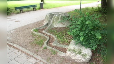 Der Oasenbrunnen in der Grünanlage an der Kemptener Straße: Noch nie hat er gesprudelt. (Foto: job)