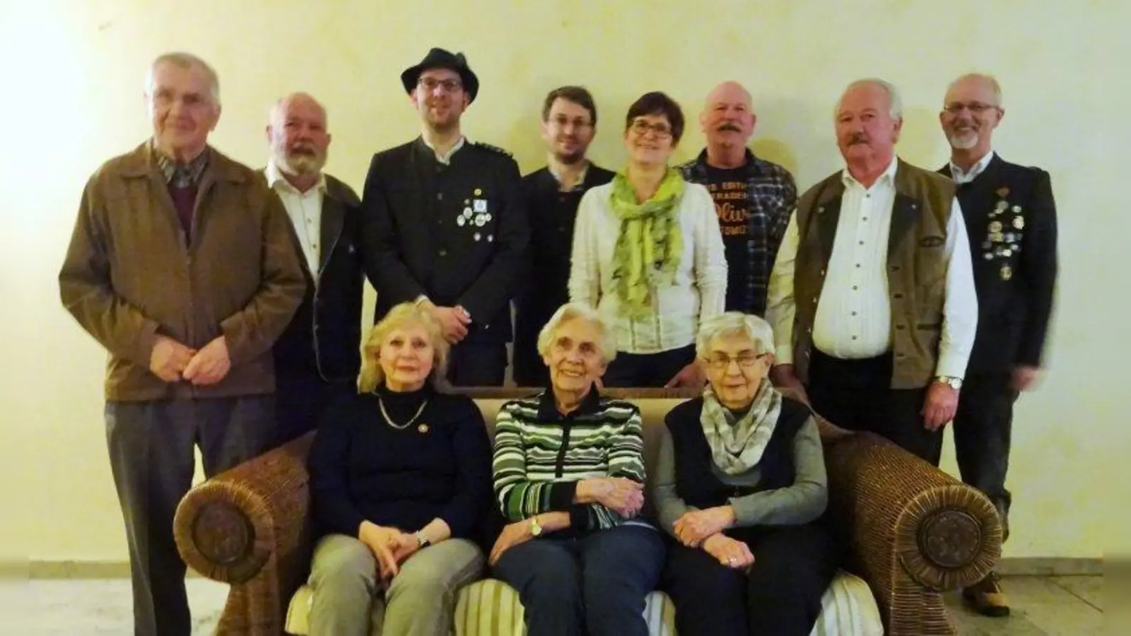 Erfolgreicher Abschluss bei den Traubinger Altschützen. Beim letzten Schießen der Saison wurden die Meister der jeweiligen Klassen ausgezeichnet. <br>In der Schützenklasse A gewann der neue Schützenmeister Andreas Lörke die Vereinsmeisterschaft vor Peter Klement und Toni Bürkner. In der B-Klasse wurde Alexander Frieser neuer Vereinsmeister. Ihm folgten Christian Kapser und Elisabeth Zachmann auf die Podiumsränge. <br>Bei den Auflageschützen ergatterte  Rudi Popp die Meisterschaft vor Wolfgang Lörke und James Jenkins (A-Klasse). In der B-Klasse der Auflageschützen machten drei Damen das Rennen. Marianne Roger siegte vor Erna Klostermeier und Elfriede Plank. <br>Von links nach rechts stehend: Rudi Popp, James Jenkins, Andreas Lörke, Christian Kapser, Elisabeth Zachmann, Peter Klemet, Wolfgang Lörke, Richard Willbold.<br>Von links nach rechts sitzend: Elfriede Plank, Erna Klostermeier, Marianne Roger. (Foto: Altschützen Traubing)