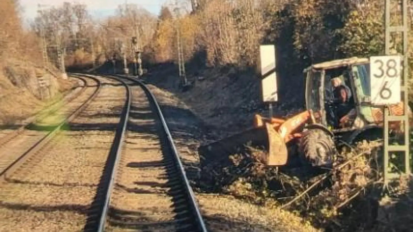 An die Bahngleise rutschte der Bagger des 73-Jährigen. (Foto: Bundespolizei)