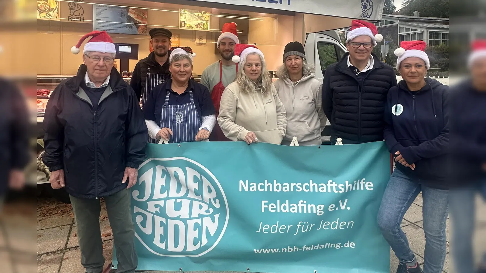 Reinhold Jauernek (NBH, l.) mit den Weihnachtsmännern und -frauen vom Feldafinger Wochenmarkt (v.l.) Johannes Risse, Britta Schwabl, Schwarzhuber Lucas, Corinna Schultz-Wild, Rosemarie Glas sowie Michael Jirsa (NBH) und Christin Walter (NBH). (Foto: NBH Feldafing)