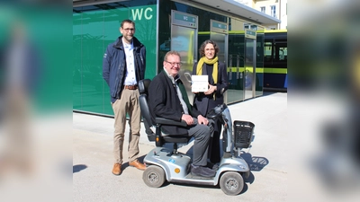 Patrick Janik (Erster Bürgermeister), Julia Preschern (Regierung von Oberbayern) und Thomas Kursawe (Inklusionsbeiratsmitglied ) vor der neuen WC-Anlage. (Foto: Stadt Starnberg)