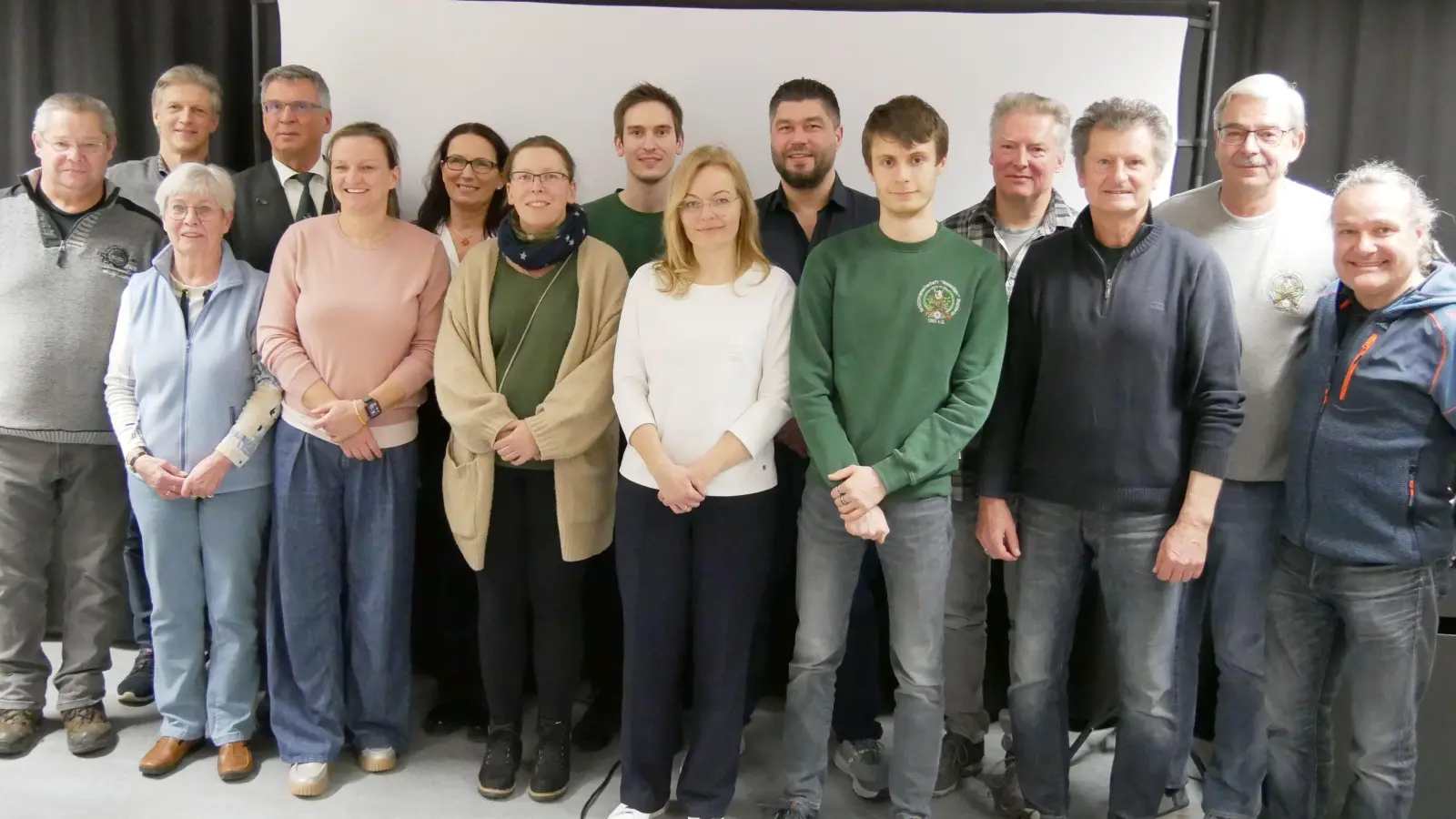 Blicken zuversichtlich in die Zukunft (hinten v.l.): Herbert Rottmoser, Stefan Dingler, Maria Zborowska-Pohl, Nico Jordan, Christian Olschowsky, Stefan Wilken, Helmut Dietl sowie (vorne v.l.) Stefan Kaspar, Gisela Koch, Claudia Olschowsky, Antje Döring, Marta Zientkowska-Schulz, Simon Welz, Rudolf Meißner und Jose Manuel Marin. (Foto: Gamsjäger Puchheim e.V.)