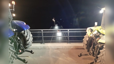 Zum stillen Protest versammelten sich Landwirte wie hier bei Lengdorf auf den Autobahnbrücken nach der Entscheidung im Bundestag am vergangenen Freitag. (Foto: Michael Hamburger)