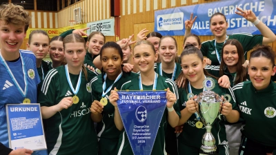 Der Pokal geht in den Landkreis Erding: Die U17-Juniorinnen des FC Forstern sind zum zweiten Mal Bayerische Hallenmeisterinnen.  (Foto: Kendra Altmann/BFV)