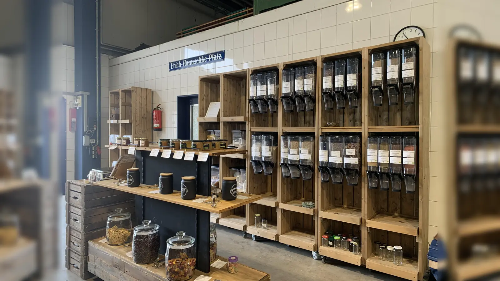 Die Lebensmittel im Unverpacktladen lassen sich bequem in eigene Dosen und Gläser abfüllen.  (Foto: Rieselbar)