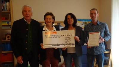 Gustav Huber (Geschäftsführer Bürgerstiftung)(von links) und Barbara Scheitz (Vorstand Bürgerstiftung) überreichten Brigitte Zimmermann (Kassier Ökumenische Hilfe) und Bernhard Balg (2. Vorsitzender Ökumenische Hilfe) den symbolischen Scheck. (Foto: Bürgerstiftung)