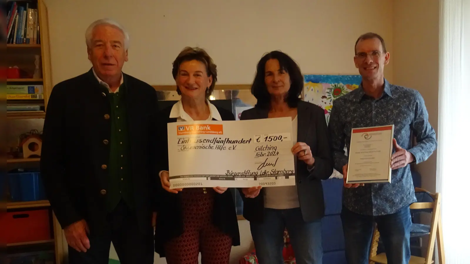 Gustav Huber (Geschäftsführer Bürgerstiftung)(von links) und Barbara Scheitz (Vorstand Bürgerstiftung) überreichten Brigitte Zimmermann (Kassier Ökumenische Hilfe) und Bernhard Balg (2. Vorsitzender Ökumenische Hilfe) den symbolischen Scheck. (Foto: Bürgerstiftung)