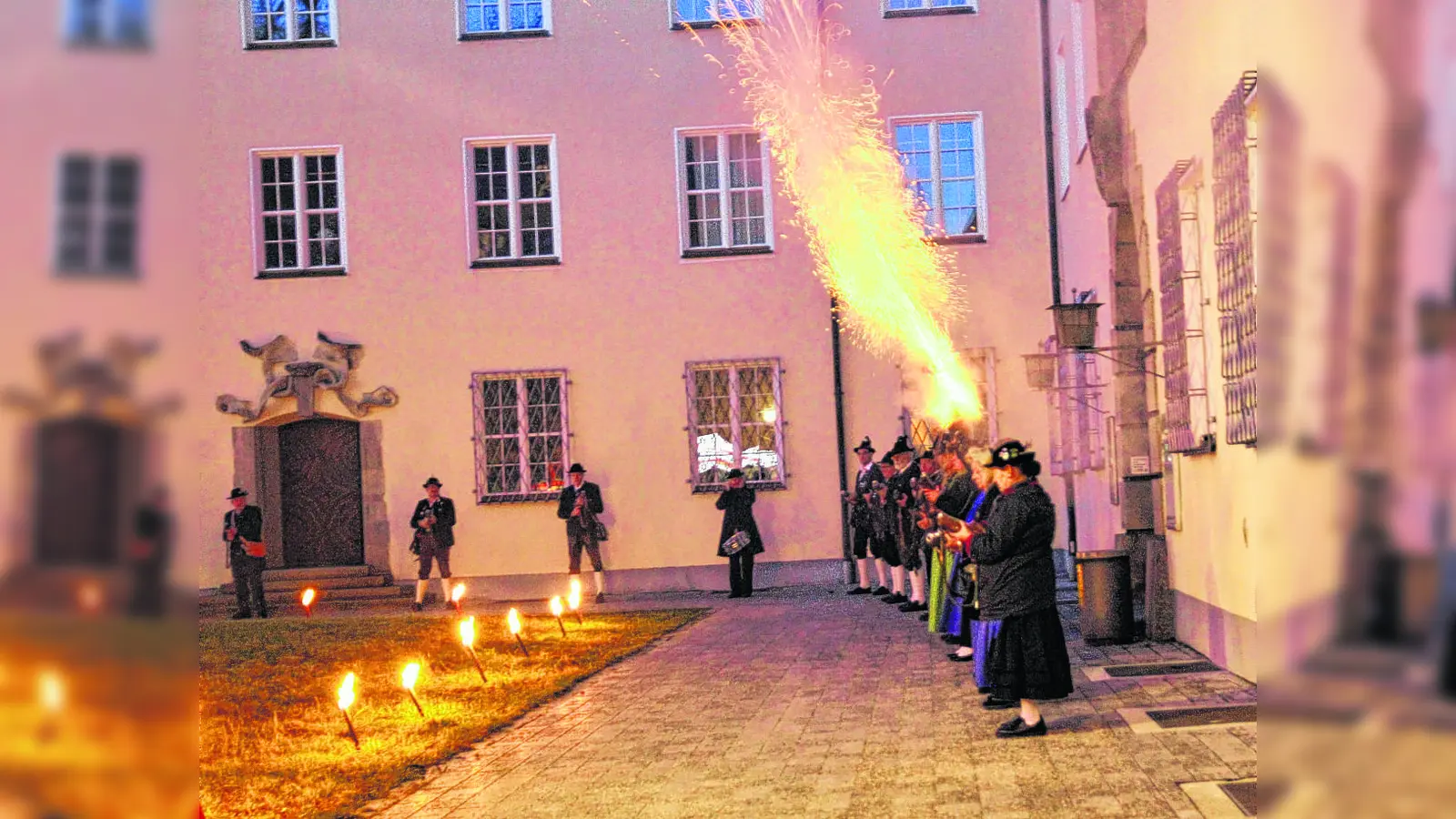 Salut aufs neue Jahr vorm Pasinger Rathaus durch die Böllerschützenkompagnie am 1. Januar ab 17 Uhr.<br><br> (Foto: Ulrike Seiffert)