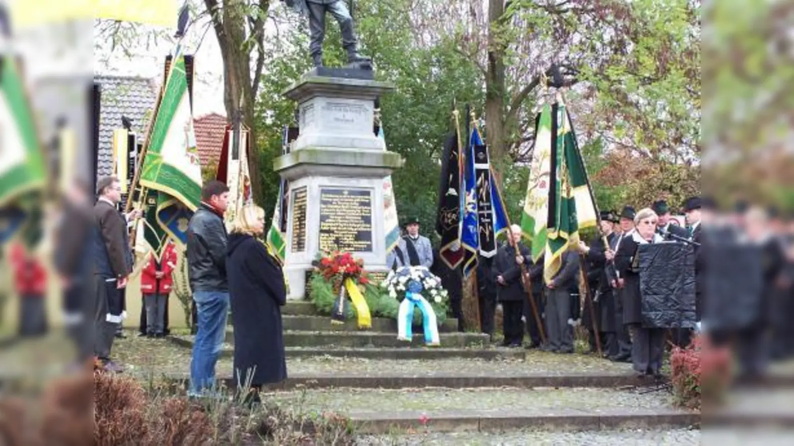 Annemarie Forster, Vorsitzende des VdK Aubing, hält hier ihre Gedenkrede zum Volkstrauertag vor dem Aubinger Kriegerdenkmal. (Foto: Herbert Forster)