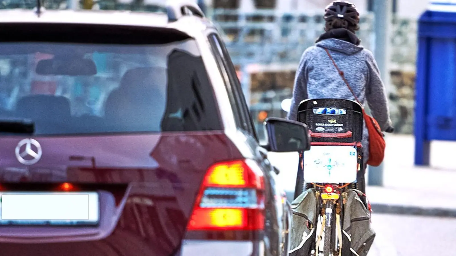 Oft wird der Sicherheitsabstand beim Überholen von Radfahrern nicht eingehalten. Solche gefährlichen Situationen sollen in Zukunft vermieden werden.  (Foto: ADFC)
