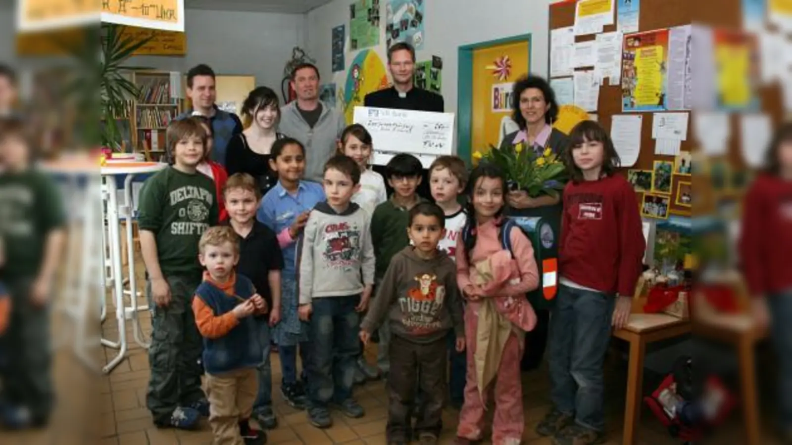 Pfarrer Andreas Jaster und Christine Bründl (r.), Leiterin der Kindertagesstätte St. Nikolaus, nahmen die Spende des neuen Vereins Fun Unlimited entgegen. (Foto: pi)