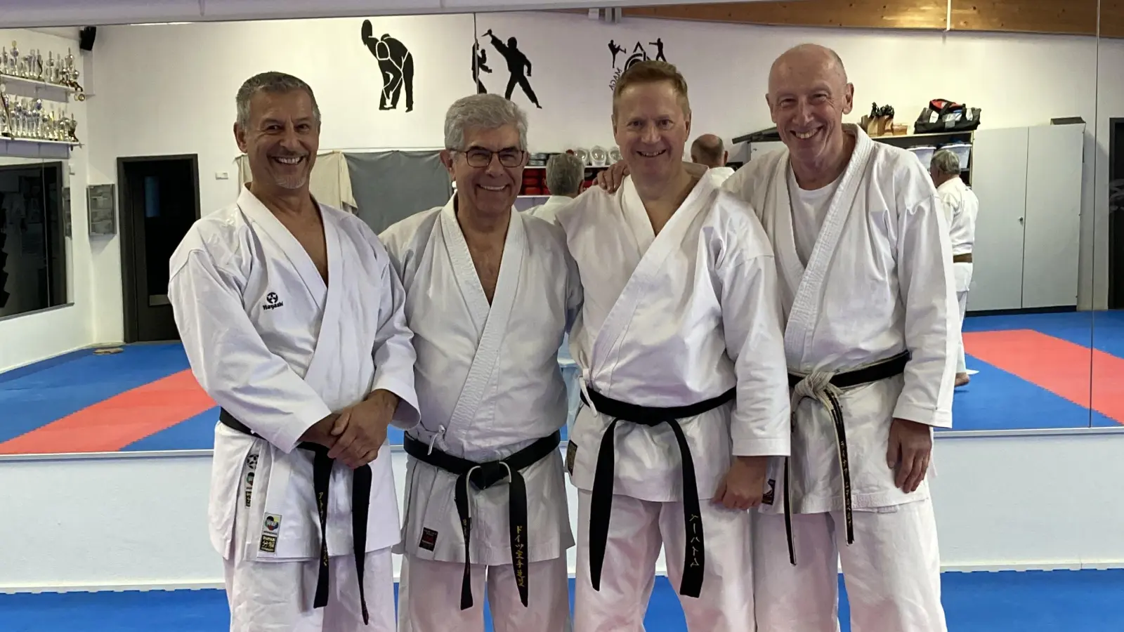 Prüfung bestanden! Darüber freuten sich (v.l.): Adnan Akgün, Fritz Oblinger, Johannes Beheim und Rainer Edelberg.<br> (Foto: 1. Budo-Verein Herrsching e.V.)