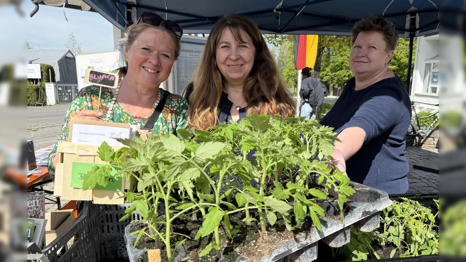 Auf dem Pflanzenmarkt stellen (v. l.) Juliane Seeliger-von Gemmingen, Barbara König-Schmidbauer und Edith Liebhart die Saatgut-Bibliothek vor.  (Foto: pst)