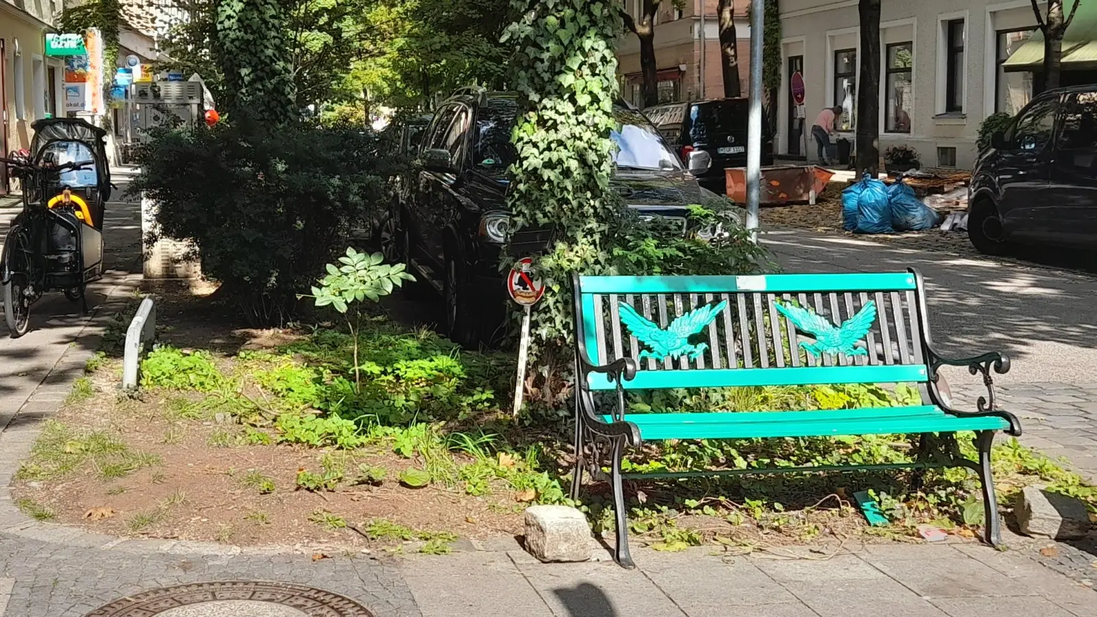 Nur selten ist dieser Sonnenplatz an der Kreuzung Astallerstraße / Westendstraße noch frei, nachdem Anwohner hier einen neuen Treffort für sich etabliert haben. (Foto: kö)