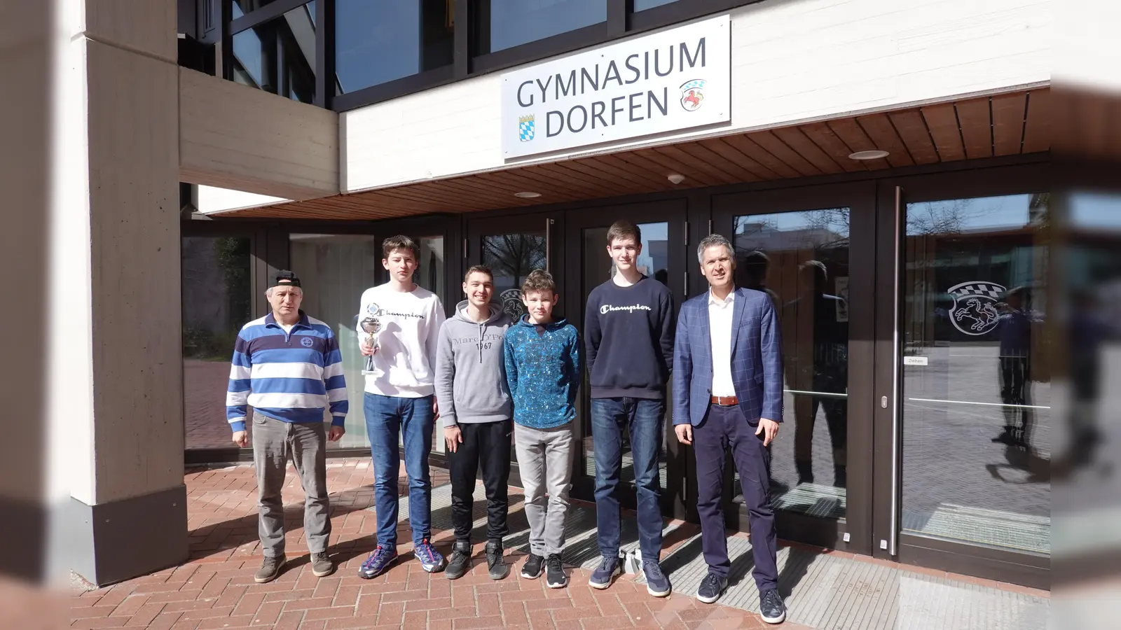 Erfolgreiche Dorfener (v.l.n.r.): Rupert Prediger (Leiter Wahlkurs Schulschach), Tim Geist (8B), Stylianos Russakis (10C), Bruno di Renzo John (10C), Denis Geist (10D) und Markus Höß (Schulleiter). (Foto: W. Lanzinger)