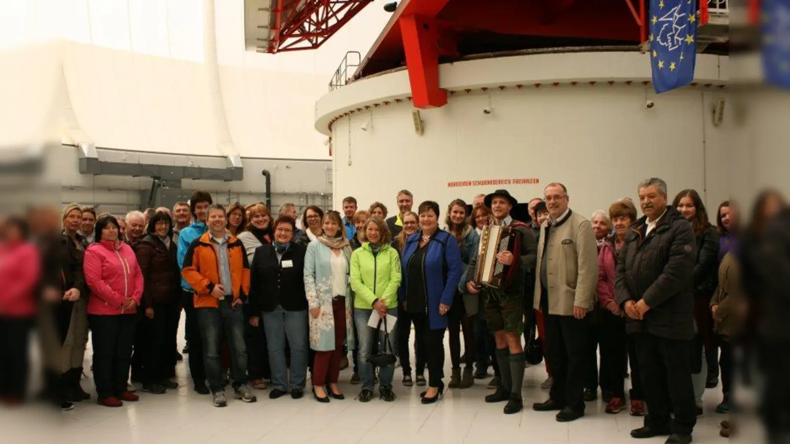 Die Verwaltungsgemeinschaft Steingaden/Wildsteig beim Besuch im Radom; neben Landrätin Andrea Jochner-Weiß (blaue Jacke) steht Gerti Wagner (grüne Jacke). (Foto: Radom Raisting GmbH)