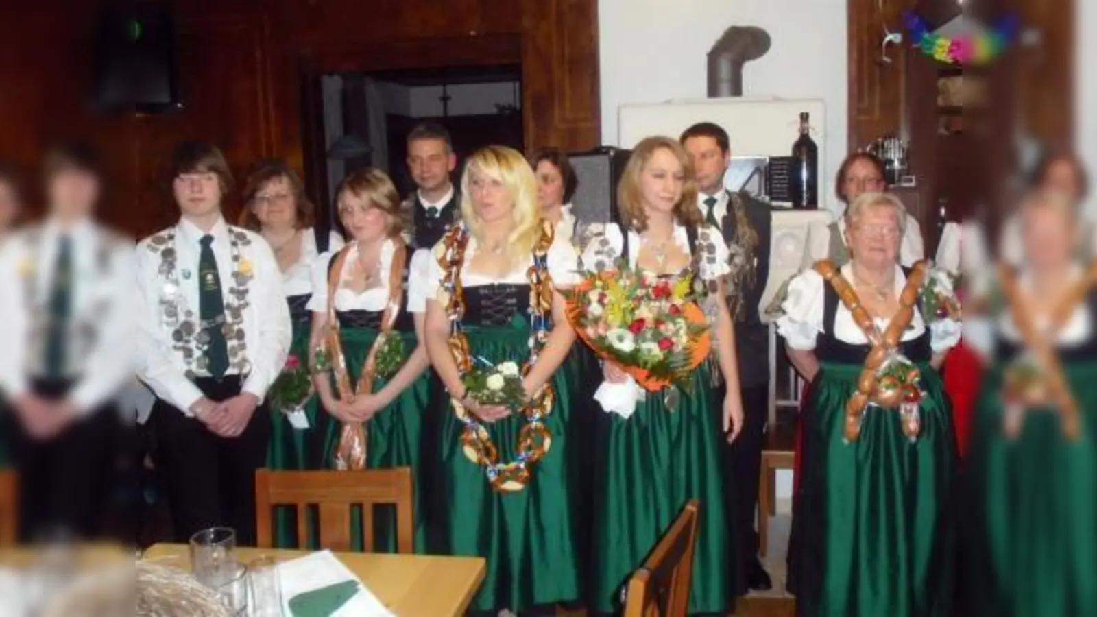 In der ersten Reihe stehen hier die neuen Könige der SG Langwied: (v.l.) Philip Würfel, Anita Schuler, Brigitte Steinherr, Schützenkönigin Monika Pallast und Irene Hardt. (Foto: pi)