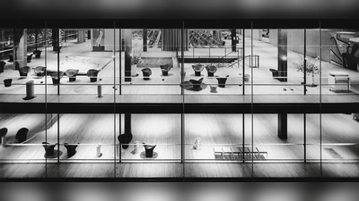 Reflexion – im Wortsinn oder sinnbildlich verstanden – ist das Thema der Ausstellung in der Barer Straße 40. Hier ein Bild von Sep Ruf und Egon Eiermann mit dem Titel „Deutscher Pavillon”, Brüssel, 1958.  (Foto: Georg Pollich, 1958 Architekturmuseum der TUM)