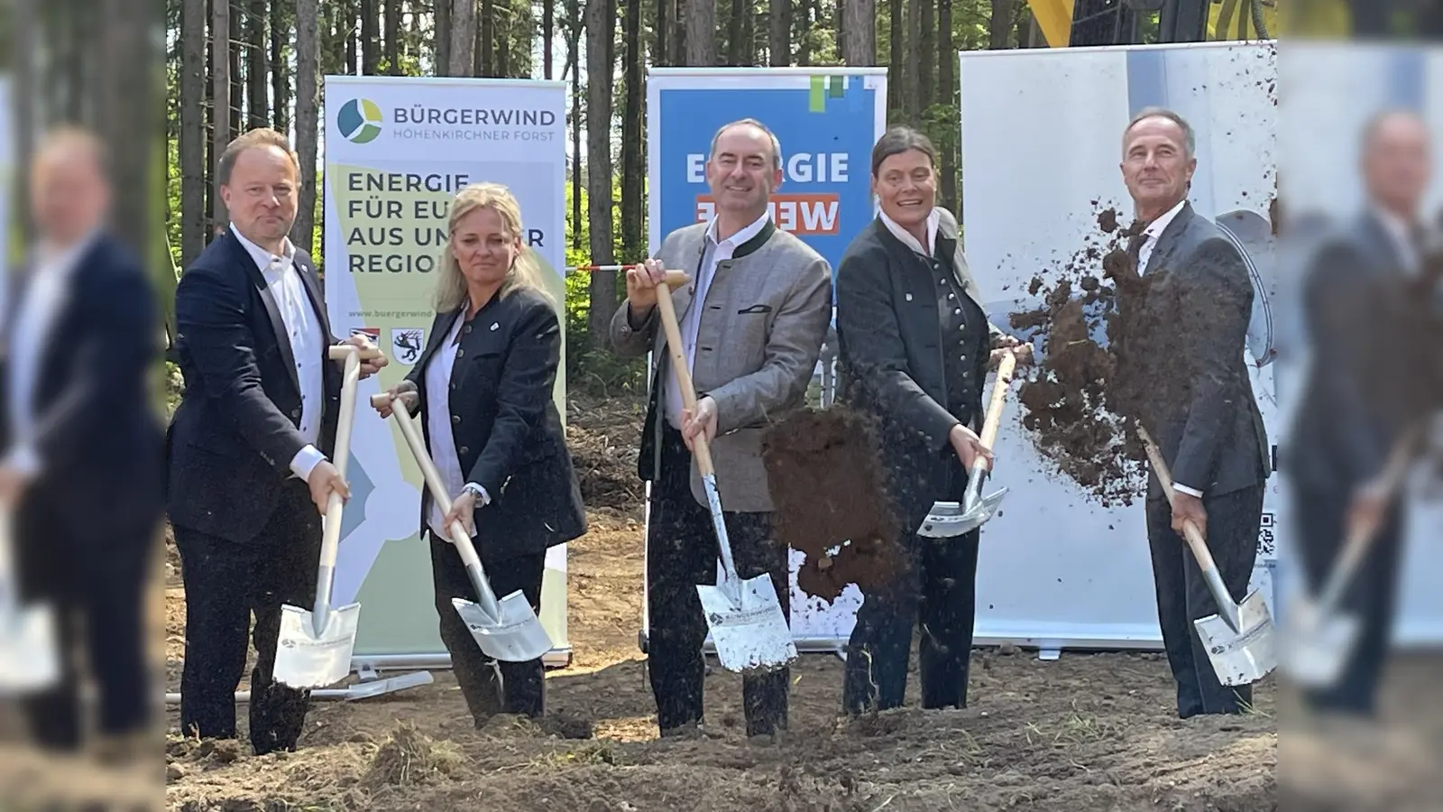 Packten tatkräftig mit an beim 1. Spatenstich für das 1. Windrad im Höhenkirchner Forst (v.l.): Landrat Robert Niegergesäß (Ebersberg), Brgm. Inge Heiler (Egmating), Wirtschaftsminister Hubert Aiwanger, Brgm. Mindy Konwitschny und Brgm. Andreas Lutz (Oberpframmern).  (Foto: hw)