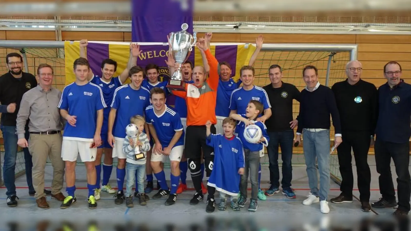 Das Siegerteam 2019 der Sprengel Stars des WSV Glonn Alpin freuen sich über "Lions-Cup-Pokal". (Foto: VA)