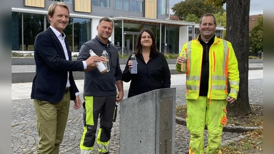 Bürgermeister Sebastian Thaler, Martin Maurus (Bauhof), Dr. Claudia Tischner (Sachgebiet Umwelt, Klima und Mobilität) und Martin Lohmeier (Bauhof) (v.l.) eröffneten den neuen Trinkwasserbrunnen auf dem Bürgerplatz. (F.: © Gem. Eching)