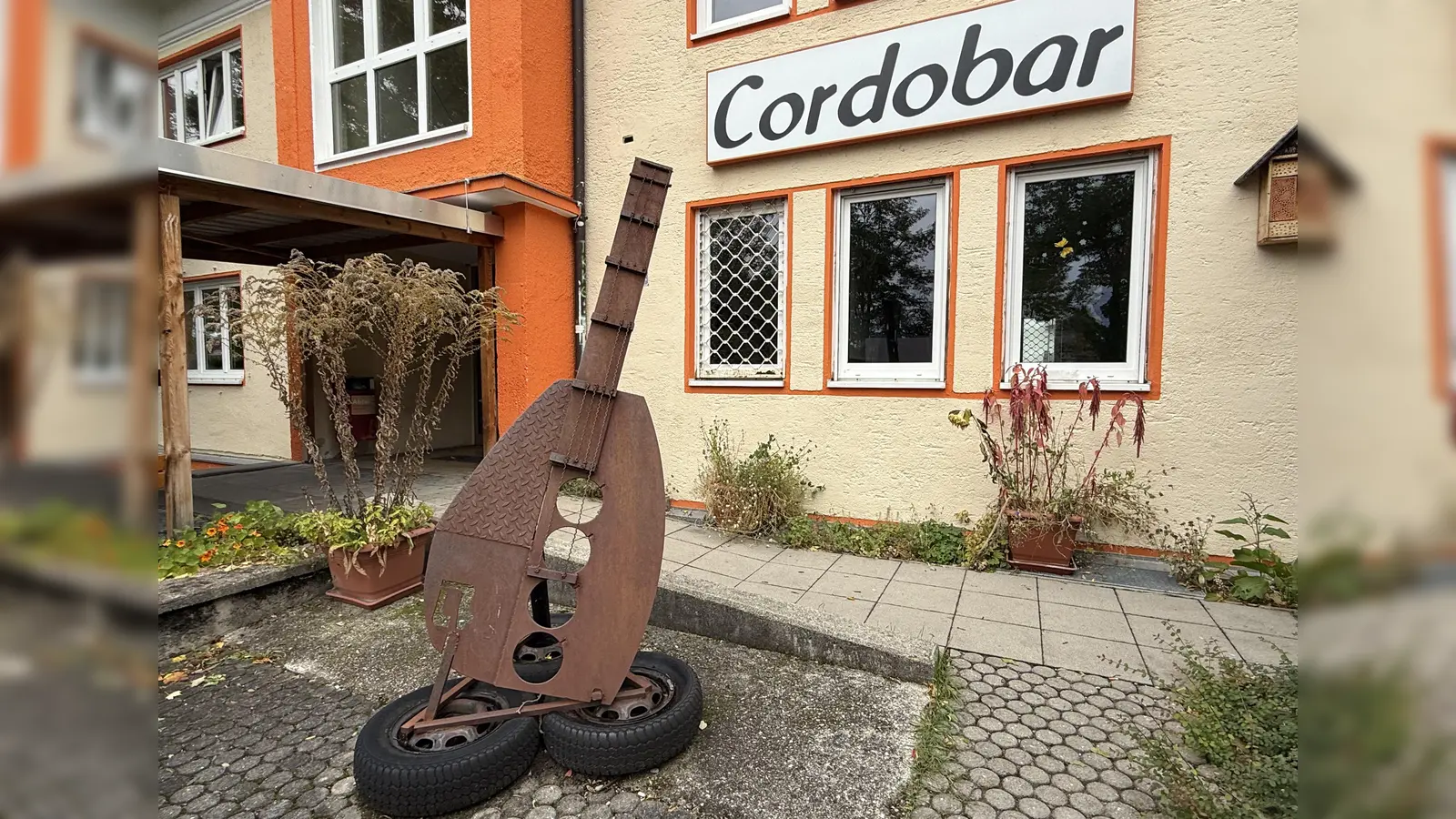 Die Fassadenfarbe hat sich im Laufe der Jahre geändert, die Gitarrenskulptur als Markenzeichen der Cordobar ist geblieben. (Foto: pst)