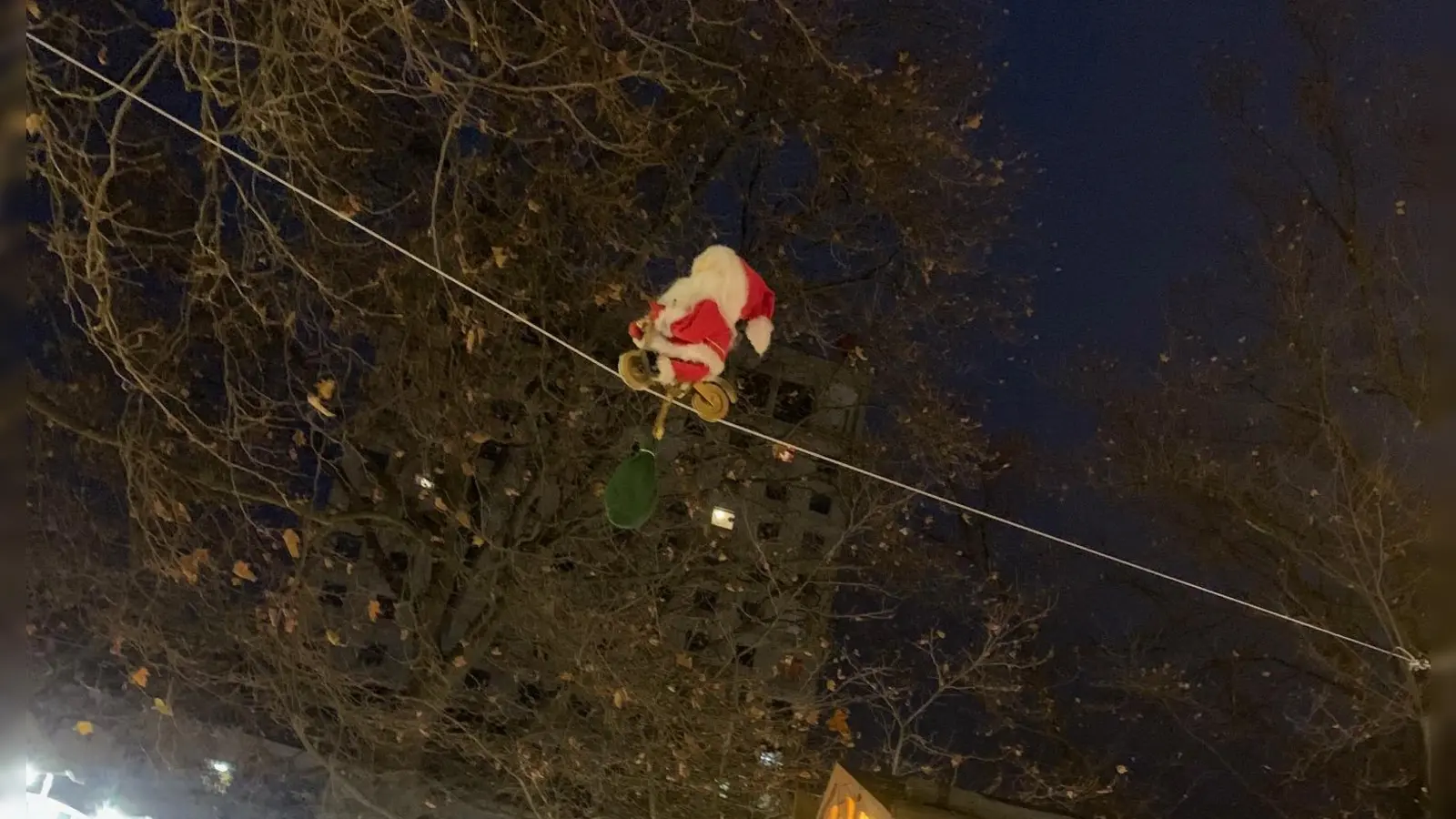 Alljährlich fährt der kleine Nikolaus zum Auftakt des Weihnachtsmarktes am Rotkreuzplatz über die Köpfe der Marktbesucher. (Foto: Anna Hanusch)