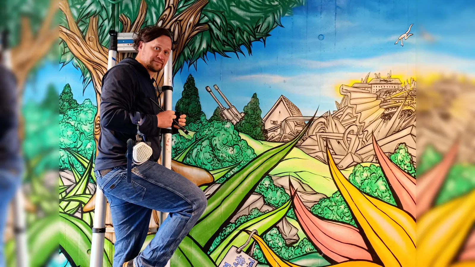 Martin Blumöhr vor einem Ausschnitt seines Kunstprojekts „Menzinga”. (Foto: Blumöhr)