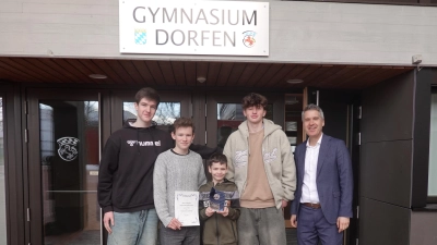 Von links: Denis Geist, Bruno Di Renzo John, Yaroslav Savchenko, Tim Geist und der ehemalige Schulleiter Markus Höß. (Foto: Gymnasium Dorfen)