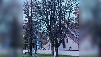 Am Moosacher St.-Martins-Platz befindet sich auch das Kultur- und Bürgerhaus Pelkovenschlössl – im Bild hinten links. Dort finden von Donnerstag, 19., bis Samstag, 21. März, die Demenztage statt.  (Foto: bas)