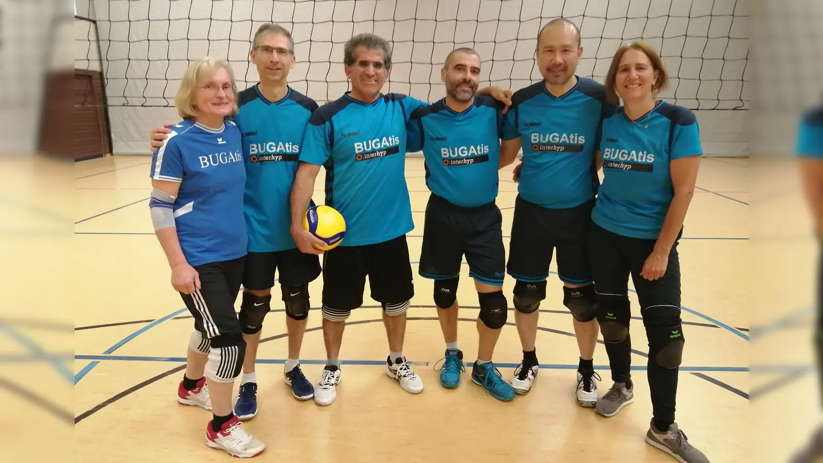 „Ein netter, bunter Haufen aus jung und alt und sehr international” – so beschreibt sich die Volleyball-Freizeitligamannschaft BUGATIS selbst. (Foto: Verein)