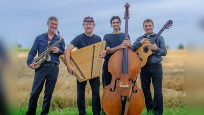 Rudi Zapf &amp; Zapf'nstreich spielen eine eigene Art von Weltmusik, die immer für Überraschungen gut ist.  (Foto: zapf-musik)