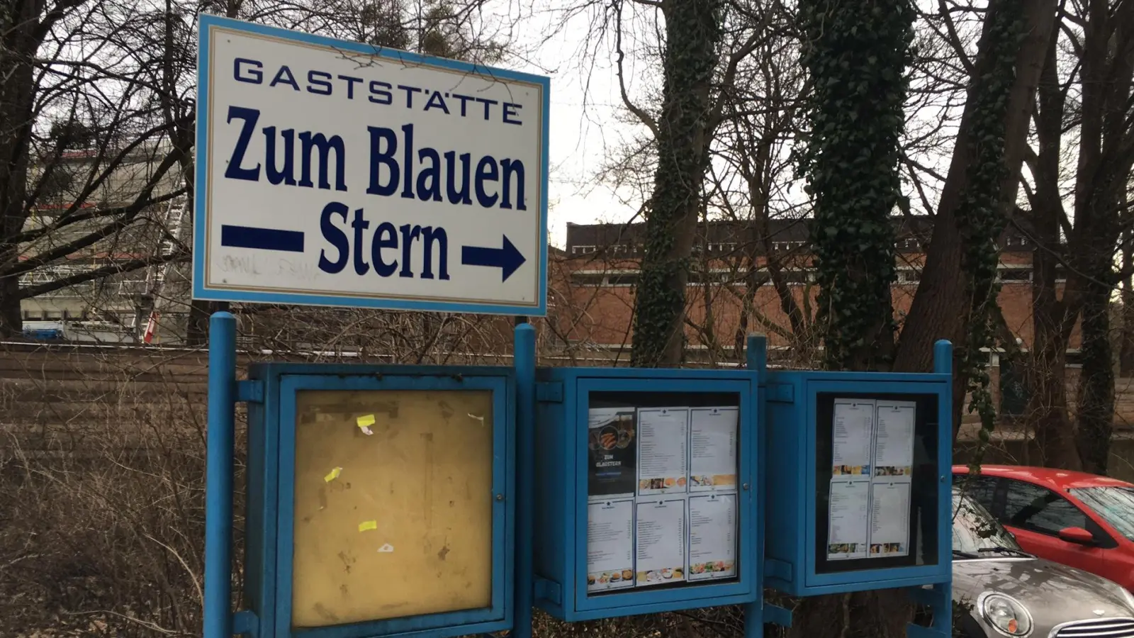 Hier geht es zum „Blauen Stern”: Ein Schild weist Besucherinnen und Bescuher auf die Gaststätte hin. (Foto: lsc)
