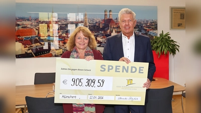 Alexandra Schörghuber, die Vorsitzende des Stiftungsrates der Schörghuber Gruppe und Schirmherrin der „Josef Schörghuber-Stiftung für Münchner Kinder”, überreicht Oberbürgermeister Dieter Reiter den Scheck mit der Rekordsummen von 0ber 905.000 Euro. (Foto: Michael Nagy/ Presseamt)