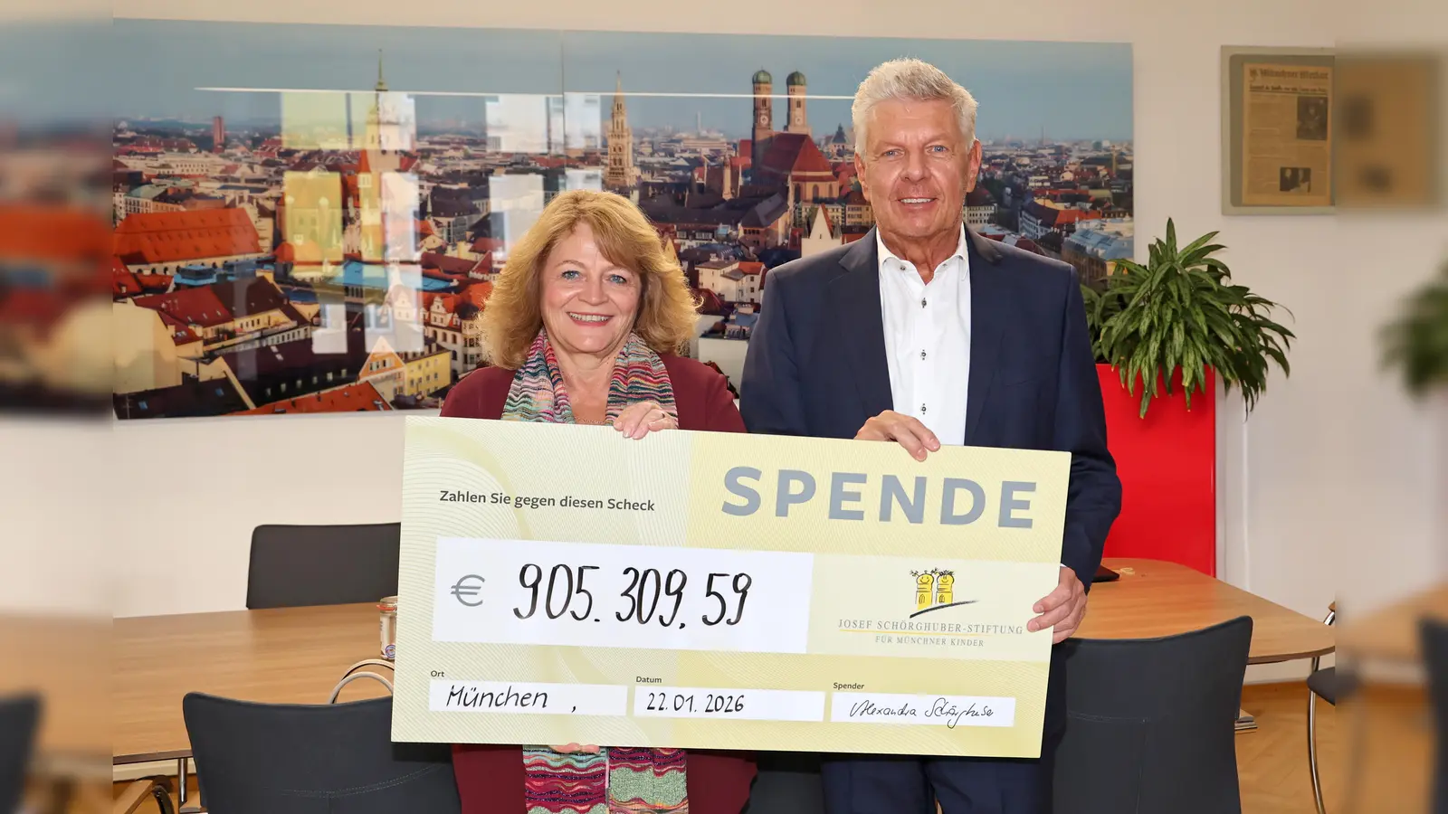 Alexandra Schörghuber, die Vorsitzende des Stiftungsrates der Schörghuber Gruppe und Schirmherrin der „Josef Schörghuber-Stiftung für Münchner Kinder”, überreicht Oberbürgermeister Dieter Reiter den Scheck mit der Rekordsummen von 0ber 905.000 Euro. (Foto: Michael Nagy/ Presseamt)