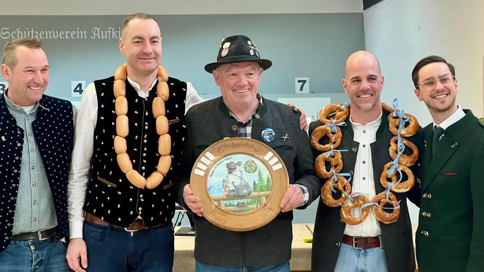 Manfred Nöbauer (Spender der Königs-Scheibe), Maik Stürmer, Wolfgang Seiler, Patric Liebold und Manuel Seitz, 1.Schützenmeister (von links). (Foto: SG)