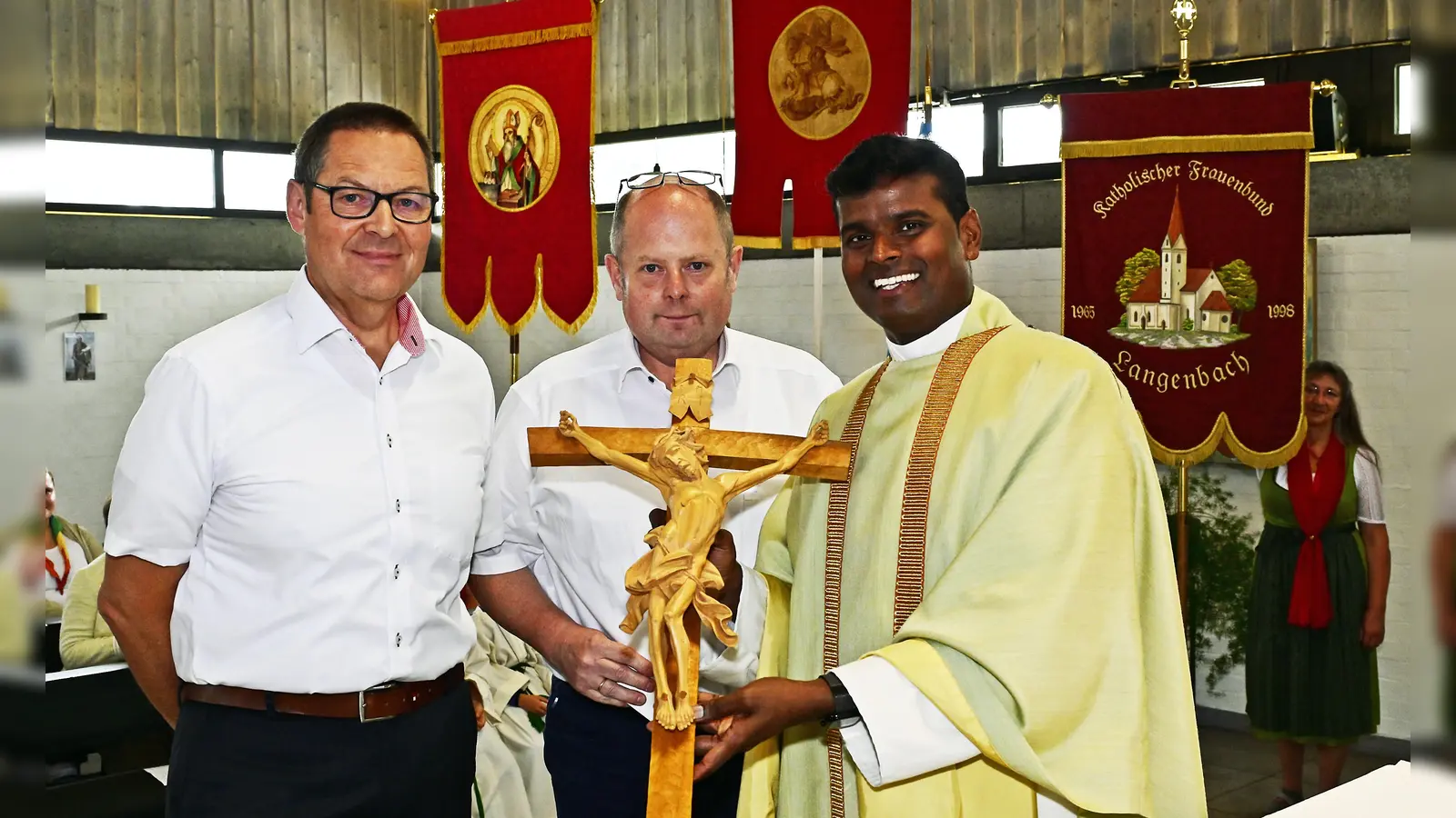 Zum Abschied überreichten Dr. Thomas Kick und Kirchenpfleger Thomas Glier (v.l.) dem Pater ein Kruzifix und einen Gutschein für den Einkauf in einem Sportgeschäft. Glier erzählte ihm als Zugabe noch einen Witz. (Foto: R. Lex)