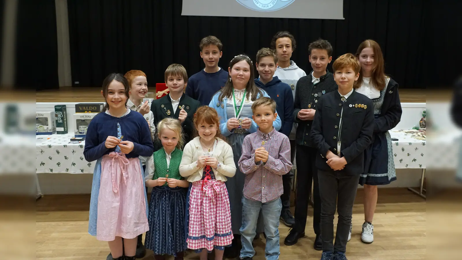 Freuten sich über ihre Leistungen: die Jungschützen der VSG-Pöcking mit ihren Ehrennadeln. (Foto: VSG-Pöcking)