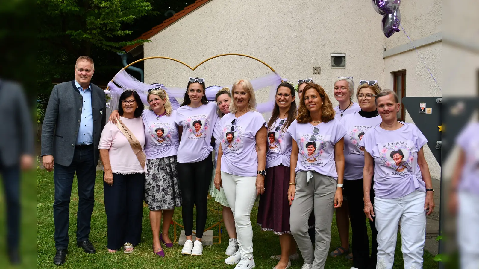 Bürgermeister Dr. Dietmar Gruchmann verabschiedete mit dem Team des Spatzennests Martina Soldo (2. v. l.) , die ganze 40 Jahre lang dort gearbeitet hat. Sie übergibt die Leitung des Kindergartens an Zarah Huber (3. v. l.). (Foto: Kevin Huber)