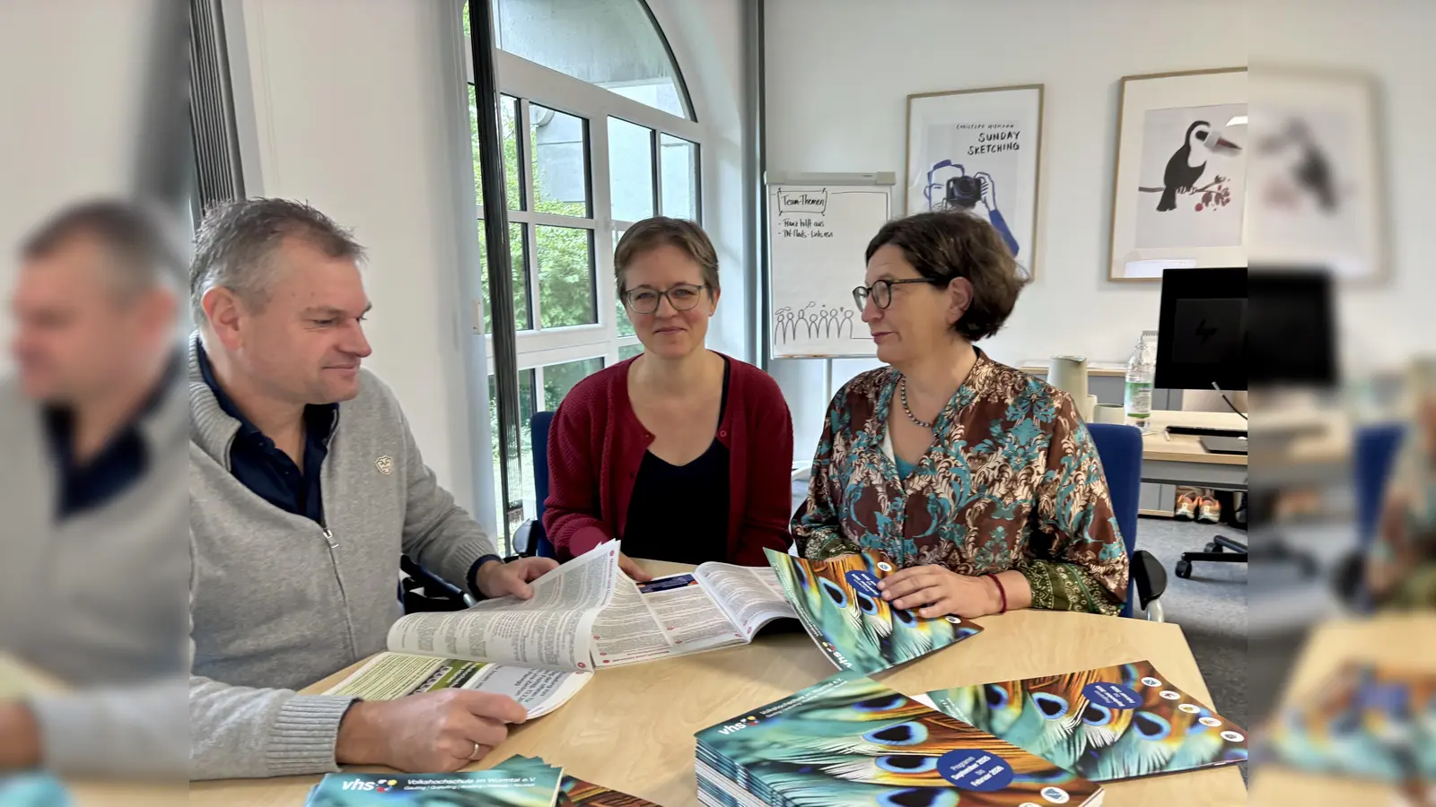 Vereinsvorsitzender Klaus Tonte, Geschäftsführerin Julika Bake und stellvertretende Leiterin Karola Albrecht (v. l.) präsentierten das Programm fürs kommende Semester. (Foto: Ulrike Seiffert)