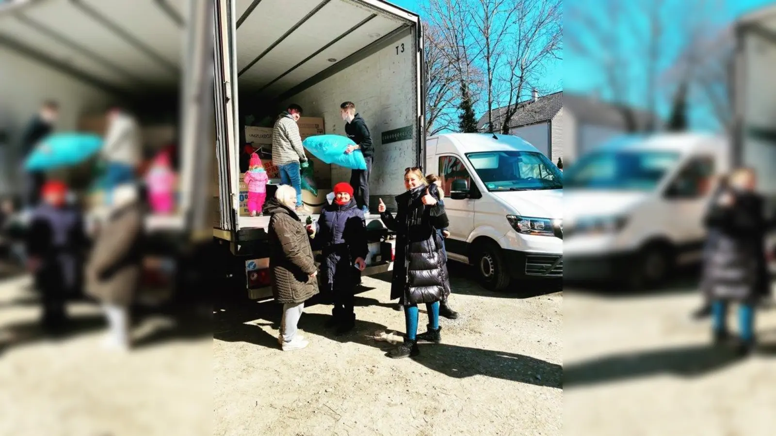 Hilft notleidenden Menschen in der Ukraine: Julia Ortner (r.) und ihre Helfer beim Beladen des Lkws. (Foto: Julia Ortner, priv.)
