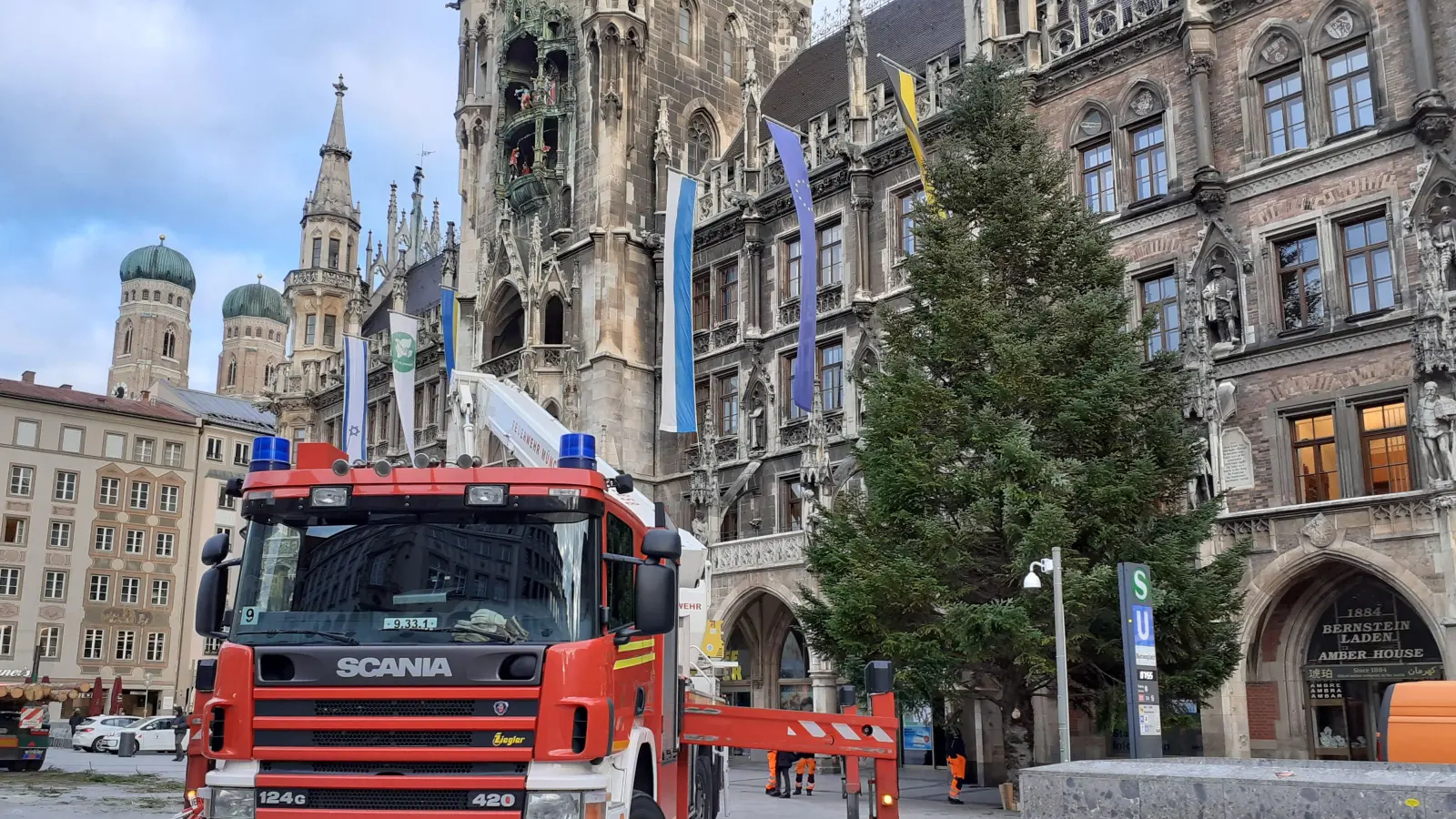Mittwoch Früh, noch vor acht Uhr, stellte die Berufsfeuerwehr den Baum vor dem Rathaus auf. Nun kann man sich bald auf eine festliche Vorweihnachtszeit freuen.  (Foto: mha)