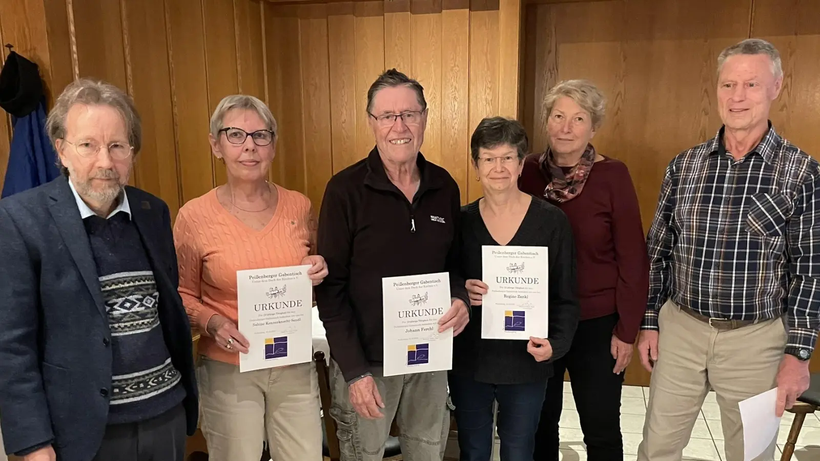 Dr. Rainer Mogh,, Sabine Kennerknecht-Sendl, Johann Ferchl, Regina Zankl, Inge Mader und Rudi Fischer (v. l.). (Foto: Peißenberger Gabentisch)