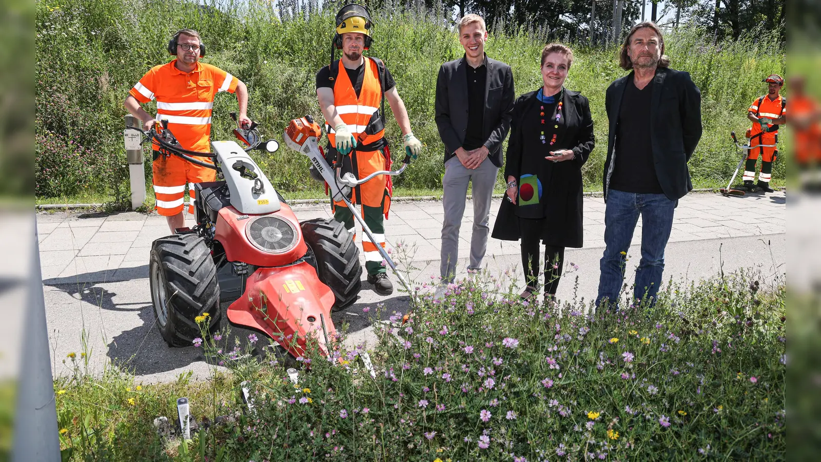 Bürgermeister Dominik Krause, Baureferentin Jeanne-Marie Ehbauer und Florian Hochstätter vom Baureferat (rechts) stellten den Sachstand zur Umstellung der Straßenbegleitgrüns-Mahd vor. (Foto: Michael Nagy/Presseamt)