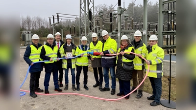 Gaben den Startschuss (von links): Wolfgang Hörl (Bürgermeister Schwabhausen), Franz Obesser (Bürgermeister Markt Indersdorf), Robert Axtner (Bürgermeister Bergkirchen), Bernd Igelbüscher (Projektleiter Bau), Dr. Egon Leo Westphal (CEO Bayernwerk AG), Bernhard Seidenath MdL, Landrat Stefan Löwl, Barbara Sterzl (Regierung von Oberbayern), Dr. Joachim Kabs (Geschäftsführer Bayernwerk Netz GmbH), Markus Schmitt (Projektleiter Genehmigung). (Foto: Bayernwerk)