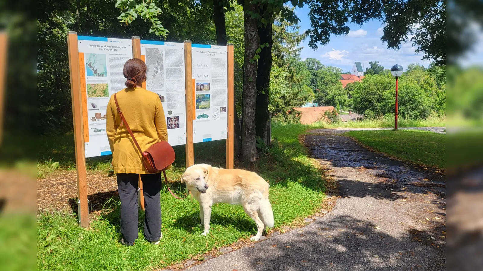 Wie hier auf dem Kyberg hat die Gemeinde Oberhaching an neun Orten neue, moderne Informationstafeln zu ihrer Geschichte aufgestellt. (Foto: Gemeinde Oberhaching)
