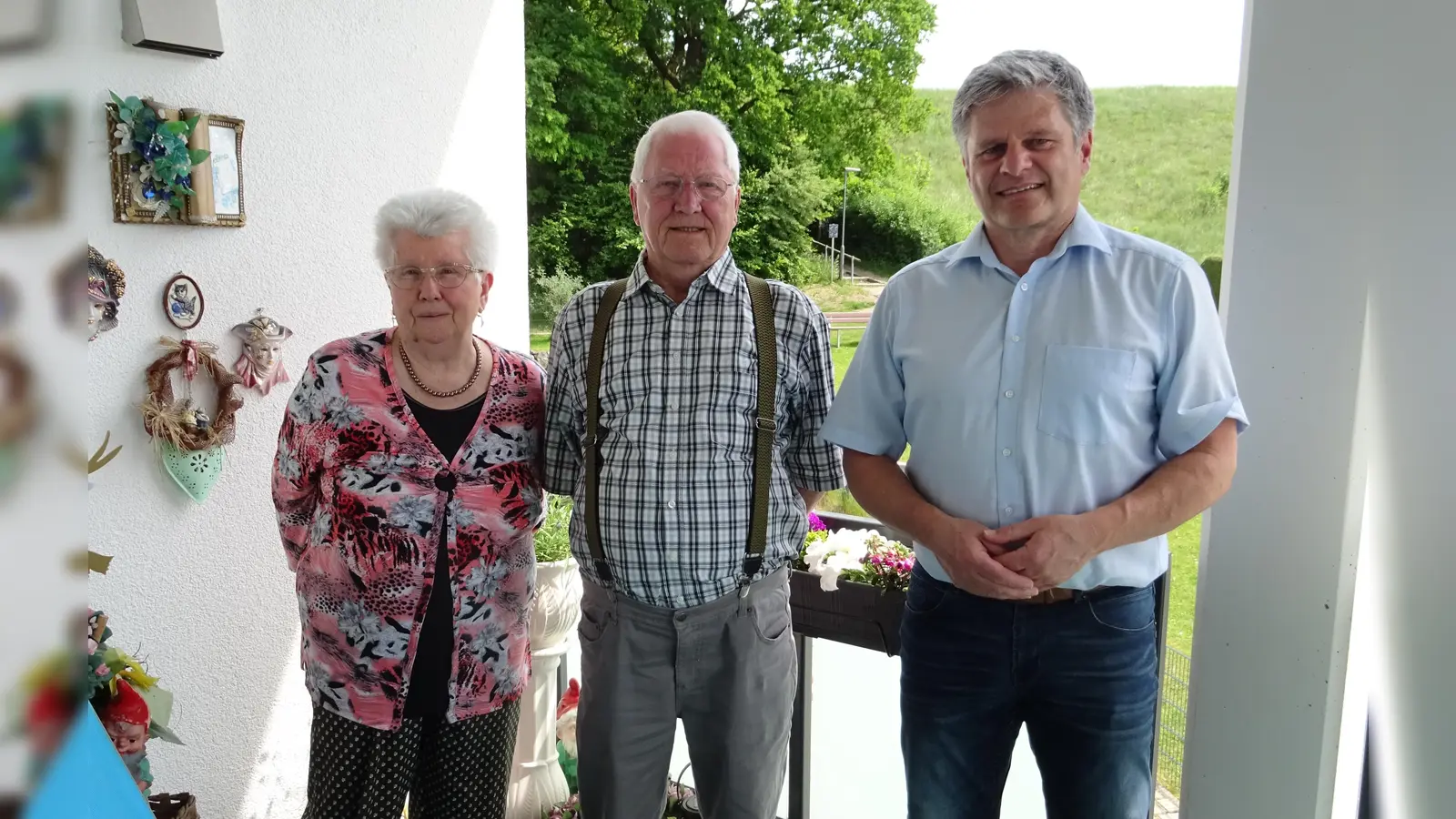 Bürgermeister Stefan Joachimsthaler gratulierte dem Jubilar. Gemeinsam mit Gattin Ursula verbrachten die drei eine Weile auf der Terrasse.  (Foto: Gemeinde Alling)